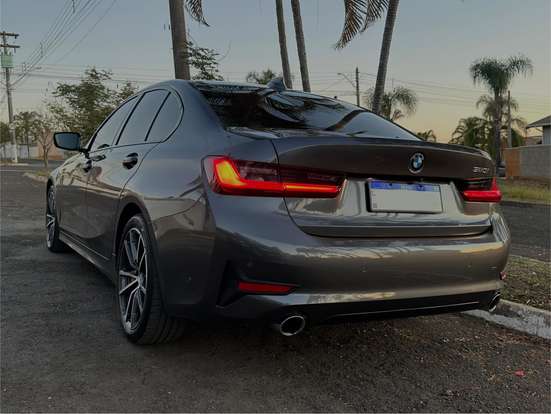 BMW-320i-2021