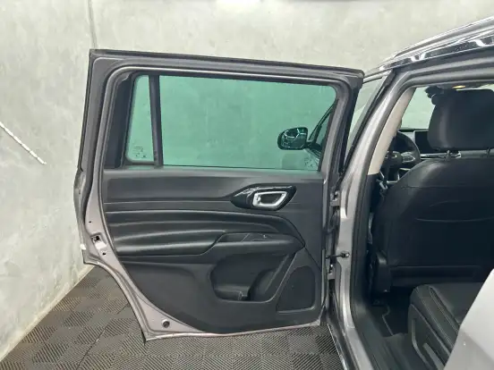 JEEP-COMMANDER-2023