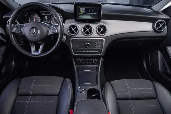 MERCEDES-BENZ-GLA 200-2017
