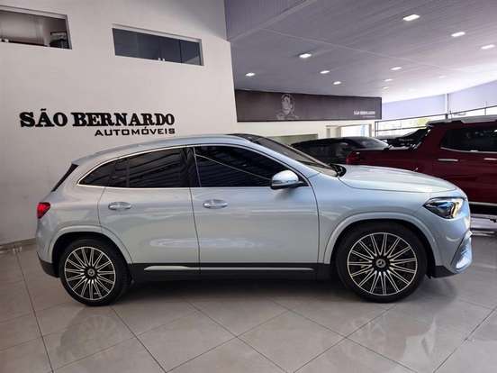 MERCEDES-BENZ-GLA 200-2024