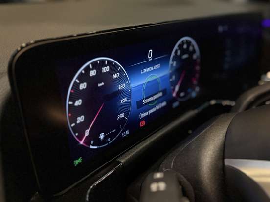 MERCEDES-BENZ-GLA 200-2025