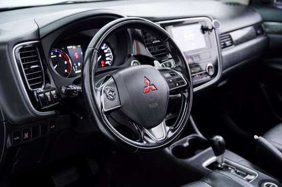 MITSUBISHI-OUTLANDER-2015