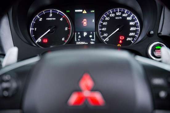 MITSUBISHI-OUTLANDER-2015