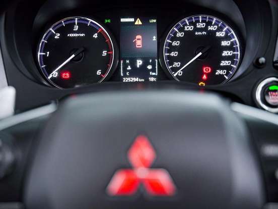 MITSUBISHI-OUTLANDER-2.2 4X4 16V DIESEL 4P AUTOMÁTICO MITSUBISHI-OUTLANDER-2015
