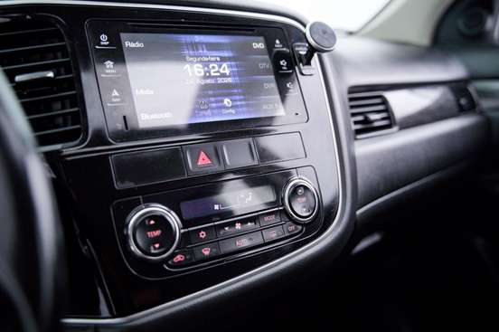 MITSUBISHI-OUTLANDER-2015