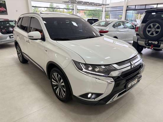 MITSUBISHI-OUTLANDER-2021