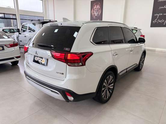 MITSUBISHI-OUTLANDER-2021