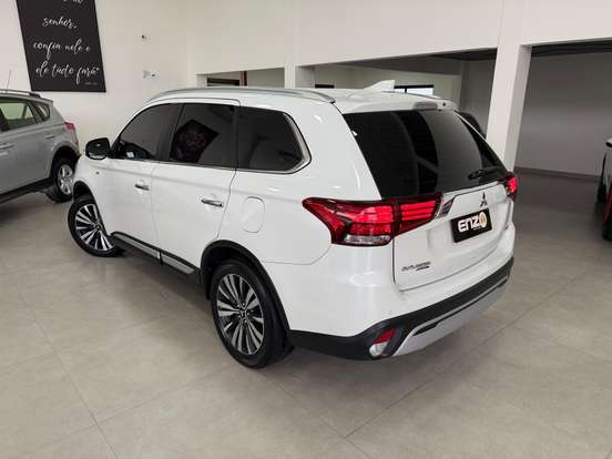 MITSUBISHI-OUTLANDER-2021
