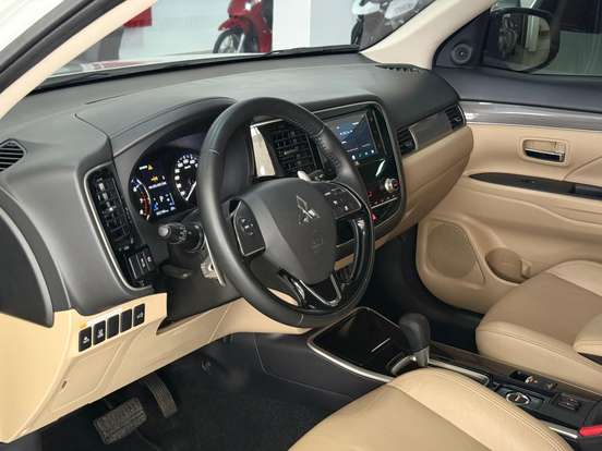 MITSUBISHI-OUTLANDER-2021