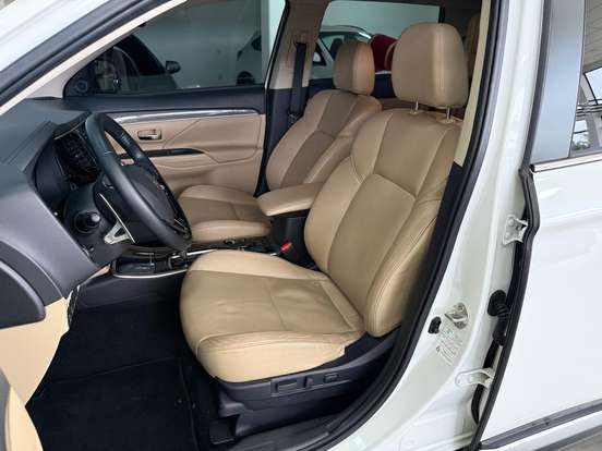 MITSUBISHI-OUTLANDER-2021