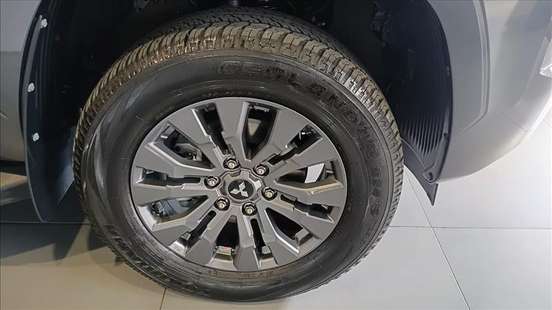 MITSUBISHI-TRITON-2025