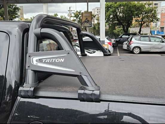 MITSUBISHI-L200 TRITON-2.4 HLS 4X2 CD 16V FLEX 4P MANUAL MITSUBISHI-L200 TRITON-2015