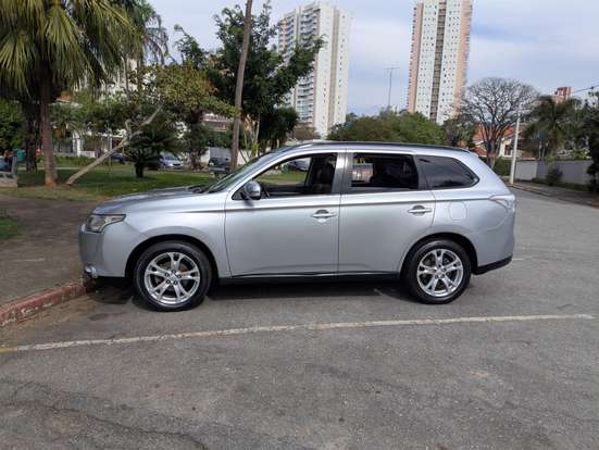 MITSUBISHI-OUTLANDER-2014