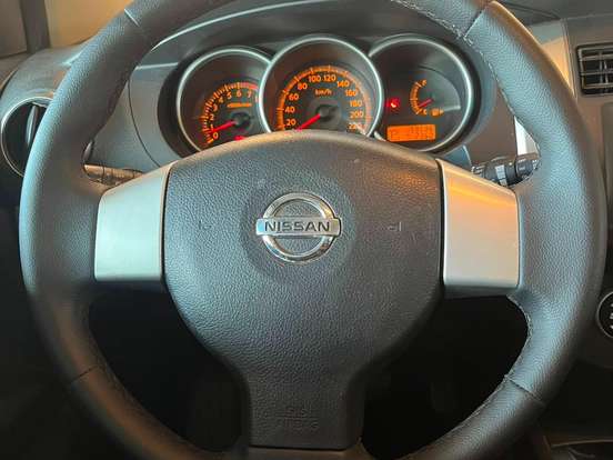 NISSAN-LIVINA-1.8 SL 16V FLEX 4P AUTOMÁTICO NISSAN-LIVINA-2011