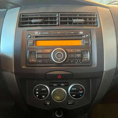 NISSAN-LIVINA-1.8 SL 16V FLEX 4P AUTOMÁTICO NISSAN-LIVINA-2011