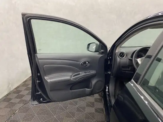 NISSAN-VERSA-2021