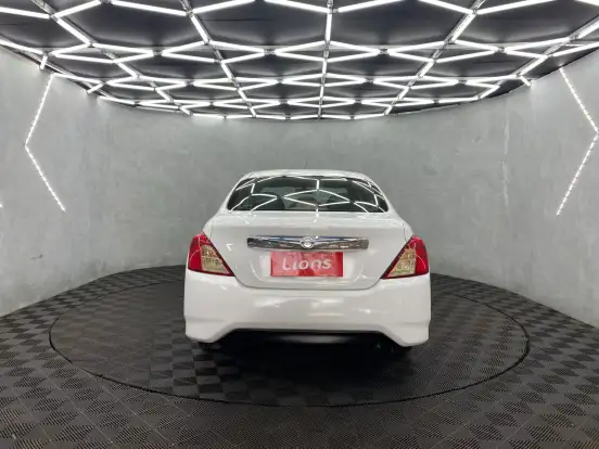 NISSAN-VERSA-2021