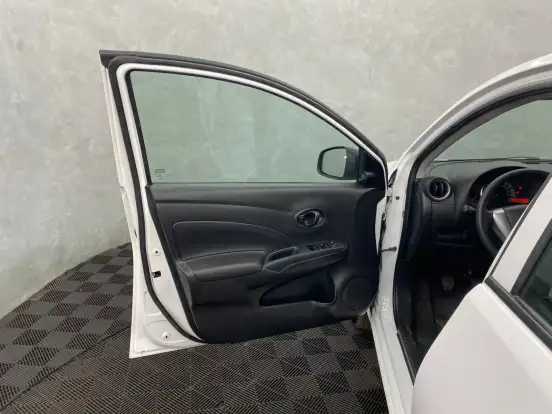 NISSAN-VERSA-2021