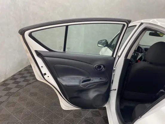 NISSAN-VERSA-2021