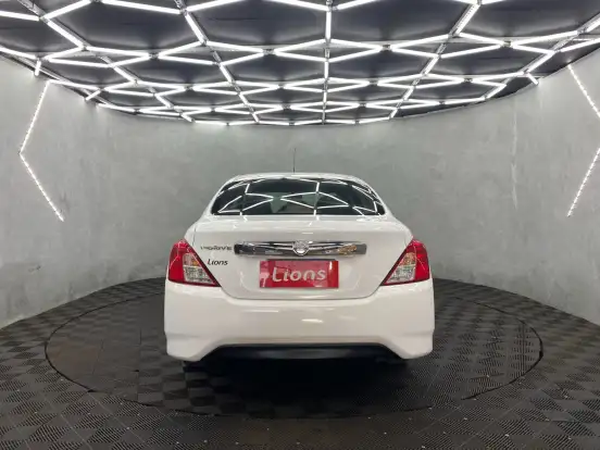NISSAN-VERSA-2021