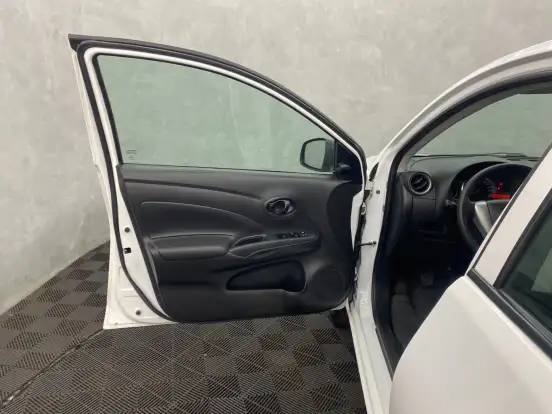NISSAN-VERSA-2021