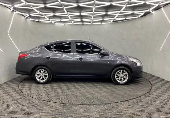 NISSAN-VERSA-2021