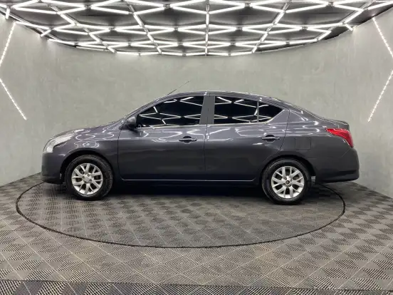 NISSAN-VERSA-2021