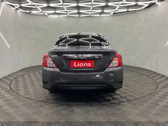 NISSAN-VERSA-2021