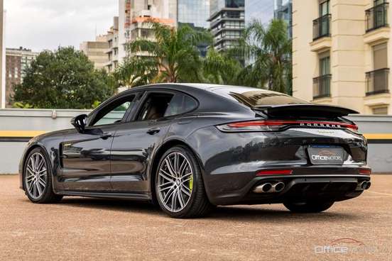 PORSCHE-PANAMERA-2021