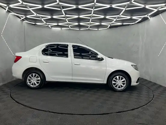 RENAULT-LOGAN-2020