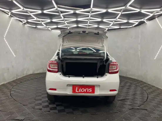 RENAULT-LOGAN-2023