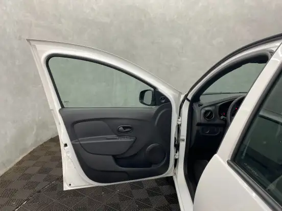 RENAULT-LOGAN-2023