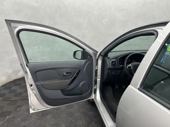 RENAULT-LOGAN-2024