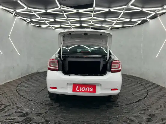 RENAULT-LOGAN-2022