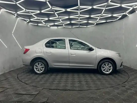 RENAULT-LOGAN-2023