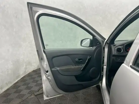 RENAULT-LOGAN-2023