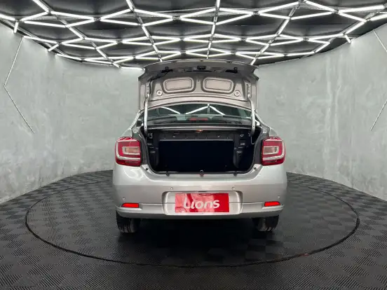 RENAULT-LOGAN-2024