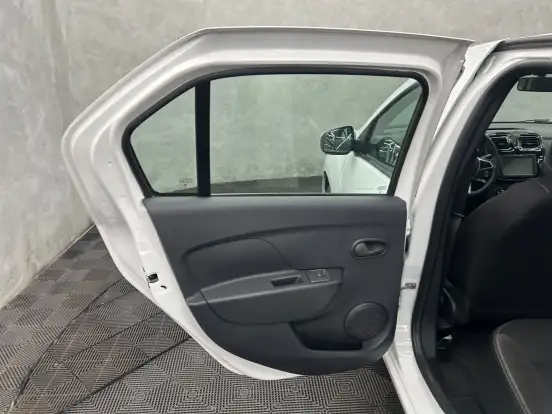 RENAULT-LOGAN-2025