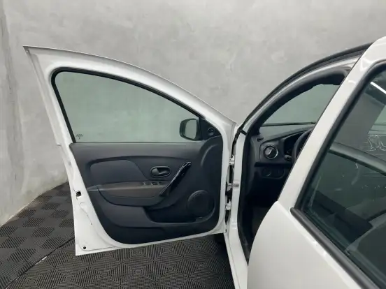 RENAULT-LOGAN-2024