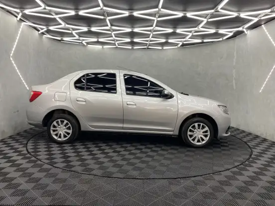 RENAULT-LOGAN-2019