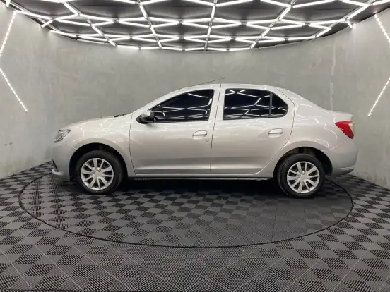 RENAULT-LOGAN-2019