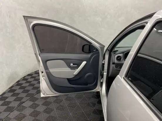 RENAULT-LOGAN-2019