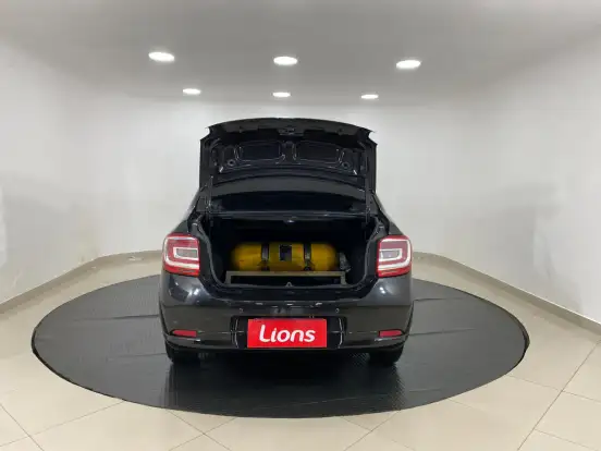 RENAULT-LOGAN-2017