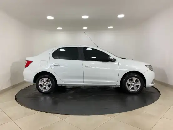 RENAULT-LOGAN-2015