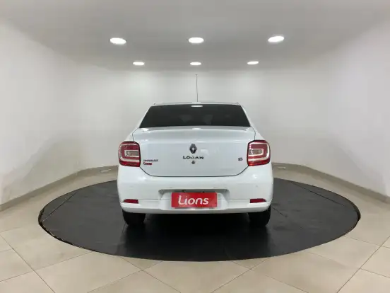 RENAULT-LOGAN-2015