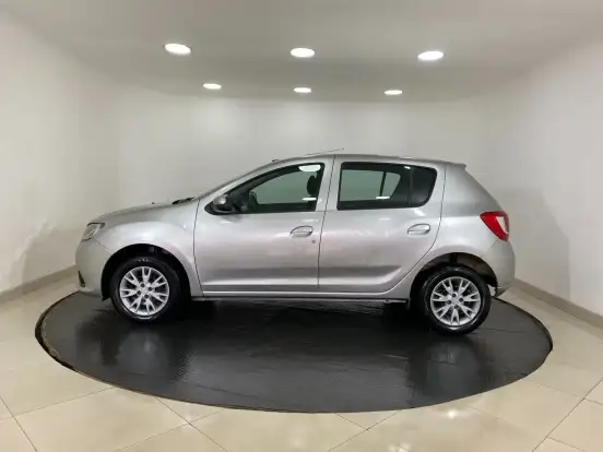 RENAULT-SANDERO-2020