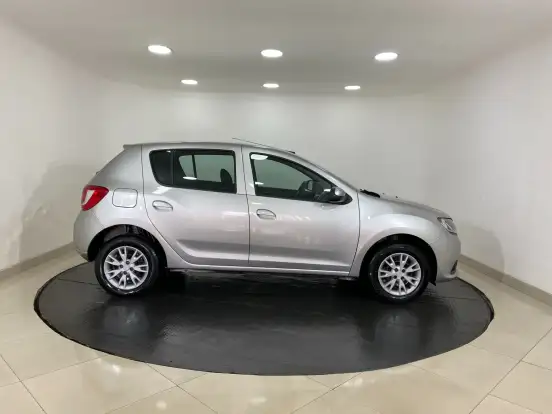 RENAULT-SANDERO-2020