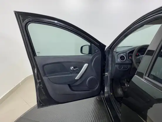 RENAULT-SANDERO-2015