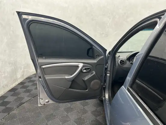 RENAULT-SANDERO-2014
