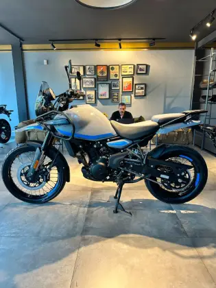 ROYAL ENFIELD HIMALAYAN 450 SLATE POPPY BLUE ROYAL ENFIELD HIMALAYAN 450 SLATE POPPY BLUE